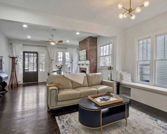 Miss You In The Morning , Broadway Boho - Nashville - Living room