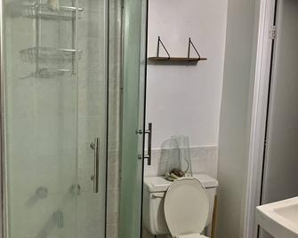 Private near Airport - Mississauga - Bathroom