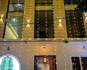 Zipcode Stay : Deluxe Queen Room - Agra - Building