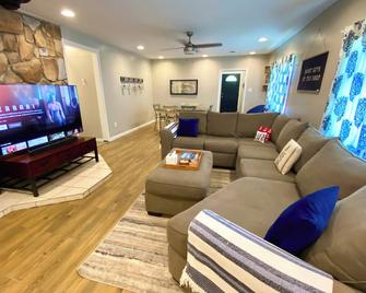 Lake Erie cottage heart of wine country, beach glass, swimming, kayaks, sleeps 8 - North East - Wohnzimmer