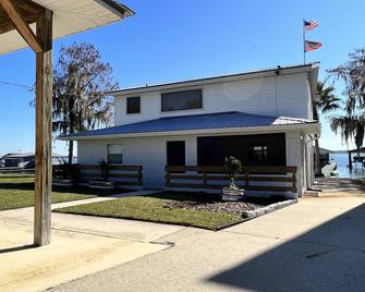 Kingsley Lake! Most Beautiful Lake In Florida! Dock 115 -Added Queen Bed! - Starke - Building