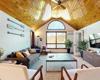 Westport Waterfront - Wiscasset - Living room