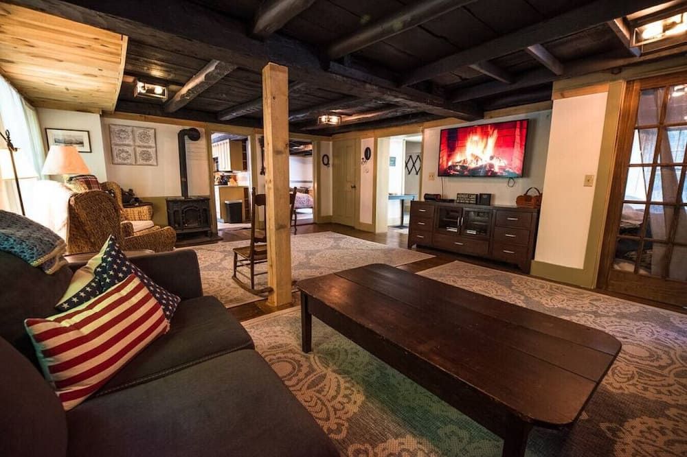 76 Rt 16a · Pumpkin Hollow House/Hottub/Prvt Brook/Large Yard - Intervale - Living room