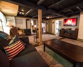 76 Rt 16a · Pumpkin Hollow House/Hottub/Prvt Brook/Large Yard - Intervale - Living room