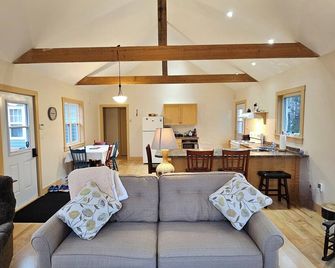 Charming 2-bedroom cottage with AC, WiFi in lovely Georgetown - Georgetown - Living room