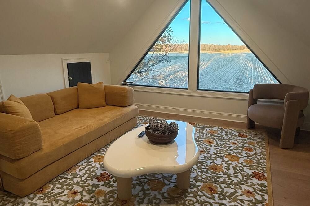 Spacious farmhouse in Elmer, NJ. Perfect for groups or families!