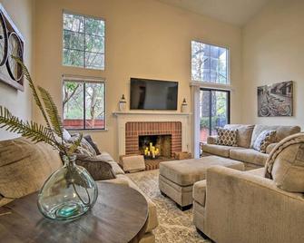 Well-Appointed Condo Across Street from UC Davis! - Davis - Living room