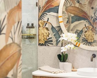 Monsoon Luxury Apartment - Port Douglas - Bathroom