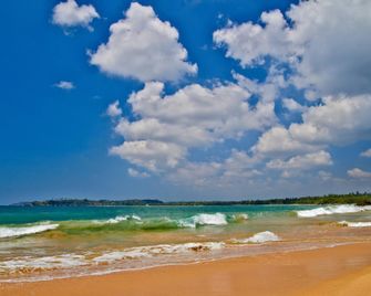 Lagoon Boutique Hotel - Tangalla - Beach