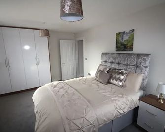 Holden Court - West Drayton - Bedroom