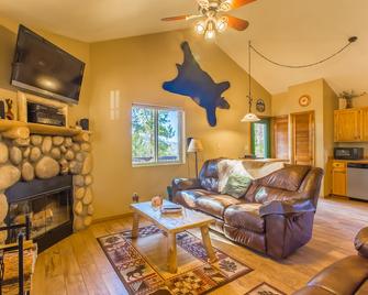 Charming Cabin Nestled In The Rocky Mtns! Hot Tub, Wood Burning Fireplace! - Divide - Sala de estar