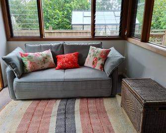 Lark Cottage - Robertson - Living room