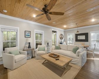 'Lazy Magnolia' - Close to Beach & Pool w/4 Bikes & Beach Chairs! Near Rosemary! - Rosemary Beach - Living room