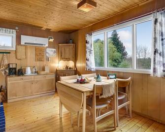 Nice home in Holbk with Sauna and 3 Bedrooms - Holbæk - Dining room