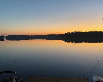 Lake Joseph 3 Bedroom Cottage and Bunkie - Mactier