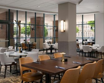 Embassy Suites by Hilton Lincoln - לינקולן - מסעדה