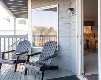 Cozy 2 bedroom condo walking distance from the beach - Ocean Shores - Balkon