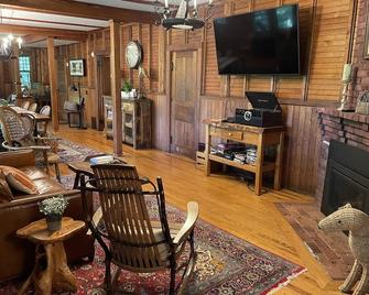 Charming & Convenient 6 Bedroom Mountainside Lodge - Elizabethtown - Living room