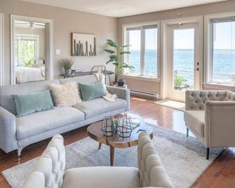 Cosy Cottage · Cosy oceanfront cottage. Private Hot tub - Hunt's Point - Living room