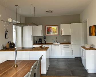 Modern holiday apartment with a large terrace and garden near Hamburg - Ahrensburg - Küche