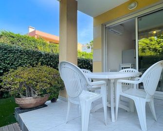 Superb Apartment With Garden Near The Se - Fréjus - Binnenhof