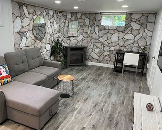 Adorable 1 Bedroom Suite With Kitchen & - Cambridge