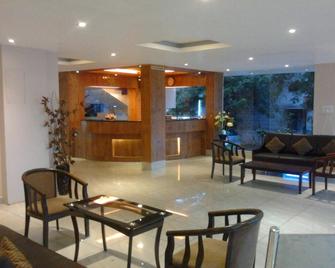 Hotel Sky Lite - Coimbatore - Front desk