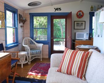 Moonpath Cottage At Kibbe Pointthe Ultimate Romantic Escape - South Hero - Living room