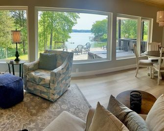 Newly Renovated, New Addition, Patio & Dockable Lakefront Home - Douglas Lake - Dandridge - Huiskamer