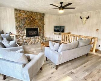 House In The Woods - 20 Min To Ynp - Big Springs - Wohnzimmer