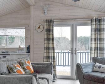 A brilliantly finished Highland lodge in a prime position to explore the heart of Scotland. - Newtonmore - Living room