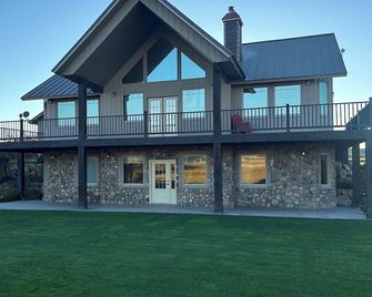 Ranch house in Arimo, Idaho with beautiful views, huge yard, and room to gather. - Arimo - Edificio