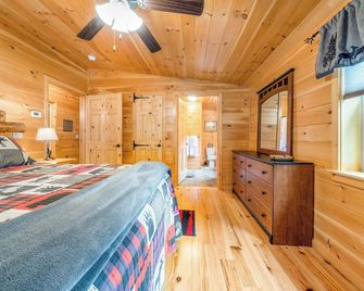Log Haven: private 3 bedroom log cabin, sleeps 6, AC, media room, pet friendly! - Saranac Lake - Ložnice