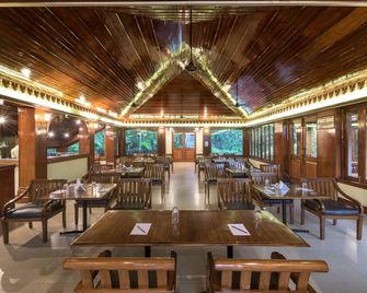 كلوب ماهيندرا ثيكادي - ثيكادي - مطعم