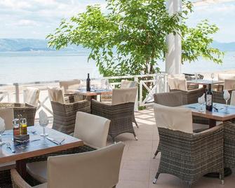 Quayside Village Hotel - Kavos - Restaurant