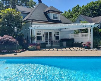 Private Pool House with Loft Arrangement Walking distance to town! - Rockville Centre - Piscine
