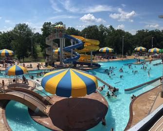 Holiday Inn Express & Suites Batesville By IHG - Batesville - Piscina