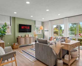 @New & Cozy 3B/2B Near Ontario Airport and Toyota Arena - Ontario - Living room