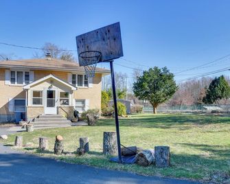 Shared Fire Pit And Kayaks Catskills Lak - Ellenville - Building