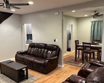Nice neighborhood, close to downtown area, lakes, and parks. - Pontiac - Living room