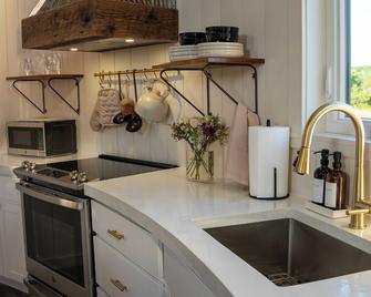 Escape to Iron Ridge Silo: A Cozy, Luxurious Grain Bin Retreat w/heated floor - Mansfield - Cocina