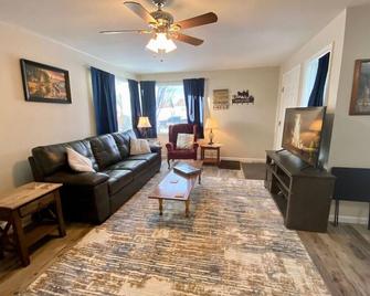Bo's Copper City Charmer, easy Freeway Access, open floorplan - Butte - Living room