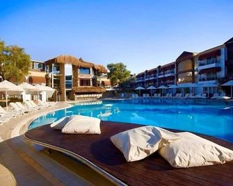 Risa Hotel - Bitez - Pool