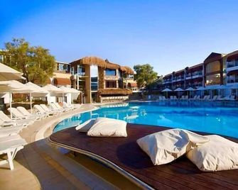 Risa Hotel - Bitez - Zwembad