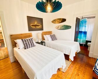 Hummingbird Cottage - Chesapeake Properties - Cape Charles - Bedroom