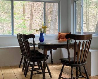 Airy 3BR on the banks of a roaring creek - Kerhonkson - Comedor