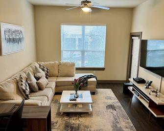 Fresh & Clean Luxury Suite, a Home away from Home! - Richardson - Living room