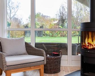 Picturesque Holiday Home in Hovedstaden with Sauna - Vejby - Sala de estar