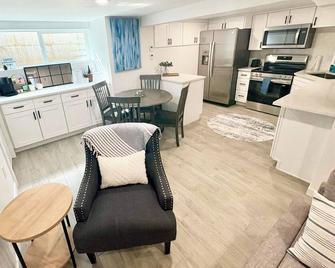 Cozy 2BR - Backyard Fun and Dog Friendly - sleeps 6 - Vancouver - Kitchen