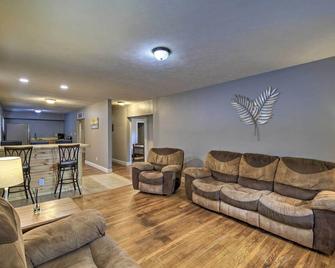 Mullens Cabin w/ Gas Grill & Mountain Views! - Mullens - Sala de estar